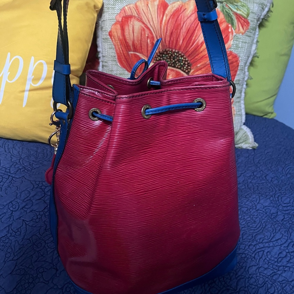 Louis Vuitton EPI Noe Red and Toledo Blue Bucket Bag - Picture 5 of 14